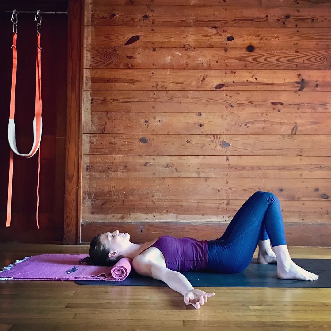 Constructive neck rest with a rolled blanket under the neck